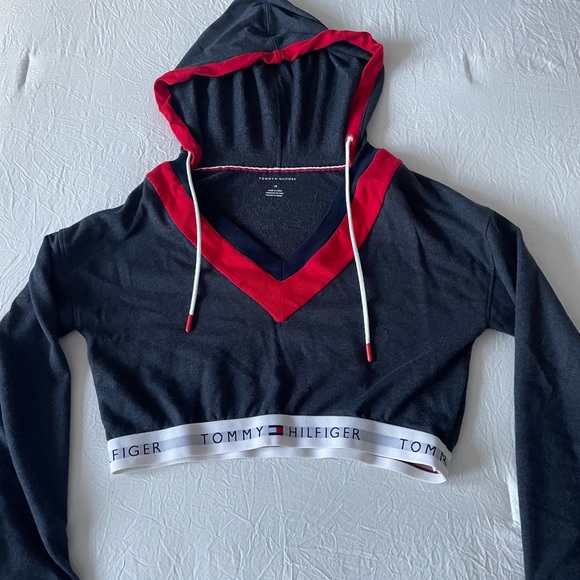 Tommy Hilfiger cropped hoodie - Picture 1 of 2